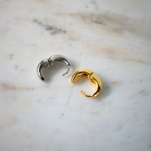 Load image into Gallery viewer, Oli Petite Hoop Earrings