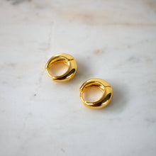Load image into Gallery viewer, Oli Petite Hoop Earrings