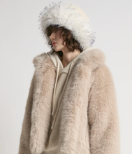 Load image into Gallery viewer, Noir Russian Hat