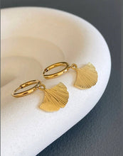 Load image into Gallery viewer, Gingko earrings
