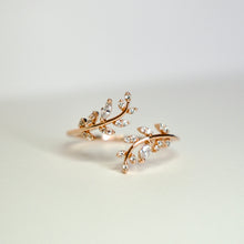 Load image into Gallery viewer, Petite Laurel Leaf Ring